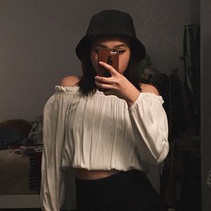 OFF THE SHOULDER WHITE LONG SLEEVE TOP